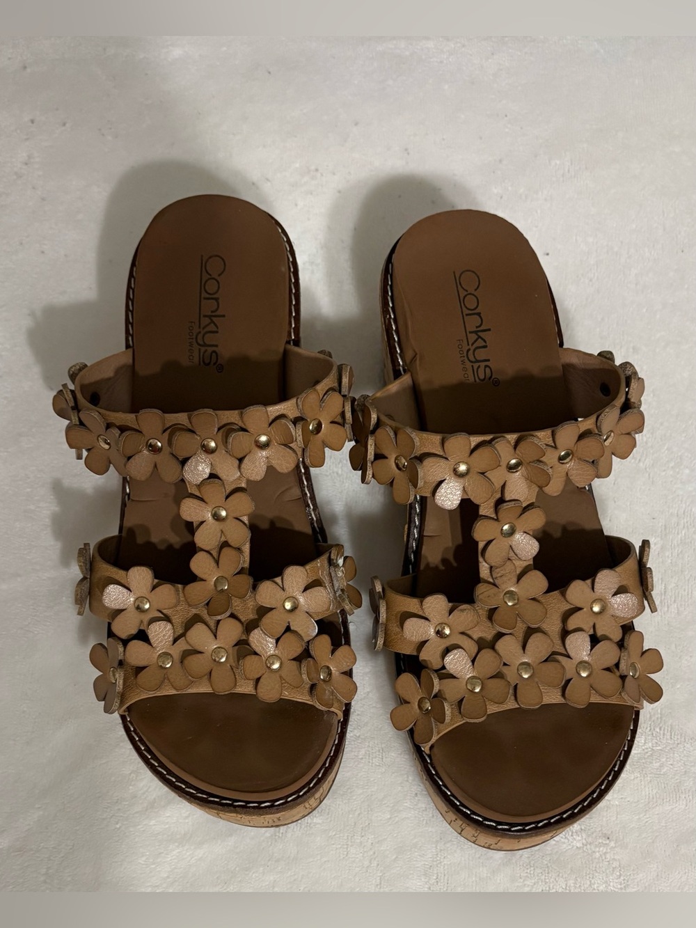 Corkys Mic Drop Womenโs Cognac 3D Flowers Wedge Sandals Size 8.